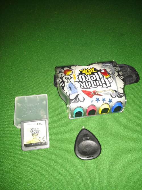 guitar hero : on tour + guitar accessory and plectrum (NDS)